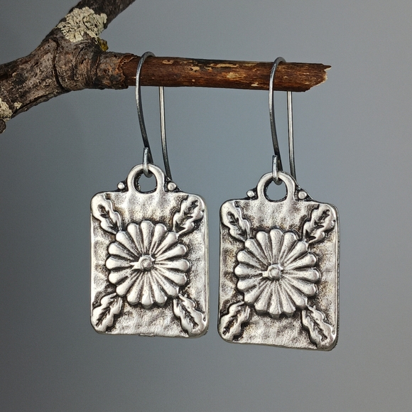 HAND CRAFTED Vintage Style Silver Flower Minimalist Dangle Drop Earrings - Picture 2 of 6